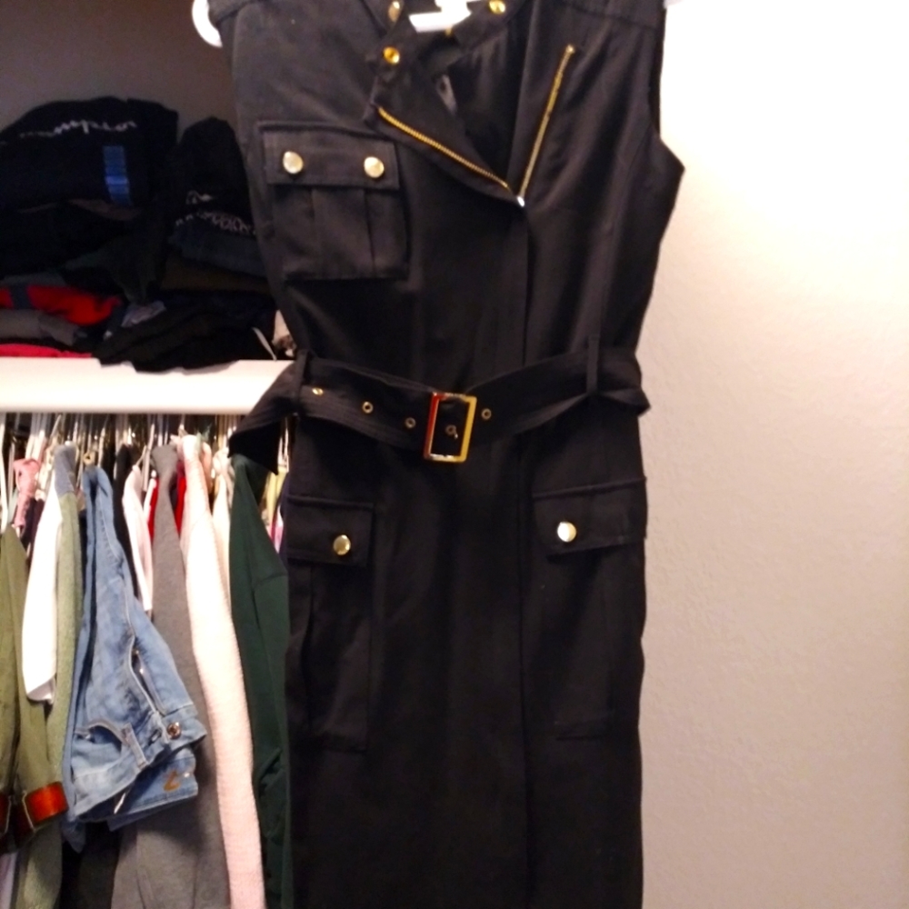 Gorgeous BLACK BUTTON and zippered in gold accents size 4.